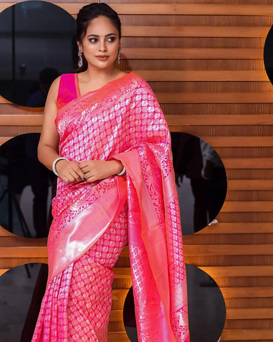 NANDITA SWETHA IN TRADITIONAL PINK SAREE SLEEVELESS BLOUSE 4